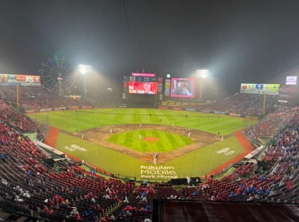 「逆転頼む」狩野英孝が東北楽天イーグルスの試合を観戦