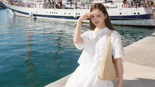 「ジェラートも美味しかった」藤田ニコル、"念願のサントロペ"港で美脚あらわなワンピでパシャリ！