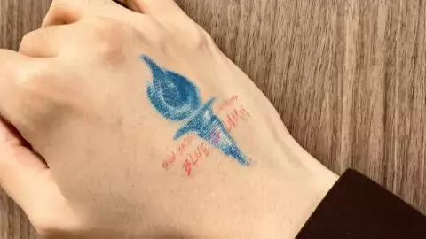 京本大我、手の甲に“青い炎”　ライブ仕様のワンポイントにファン沸騰