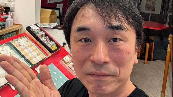 「どら焼き発祥のお店！？」関智一、老舗和菓子屋で癒しの時間を過ごす姿に反響