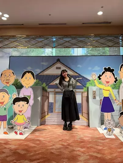 スタイル抜群！高崎かなみ、サザエさんの舞台を観劇し、磯野家の前でパシャリ！