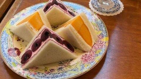 石田ひかり、朝早くから活動したごほうびにフルーツサンドを堪能する！