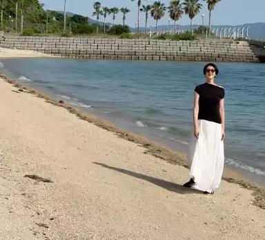 栗原恵、カナコラボのロングスカートで江田島を散歩「ドラマチックな雰囲気に」