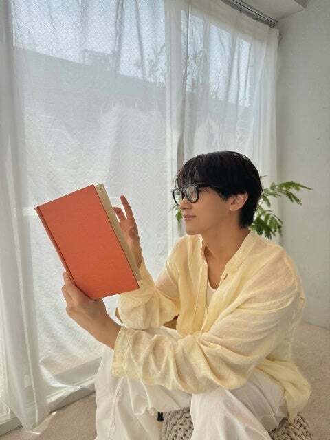 本多大夢の静かな色気に吸い込まれる午後。柔らかな光の中で本を読む姿が美しすぎる