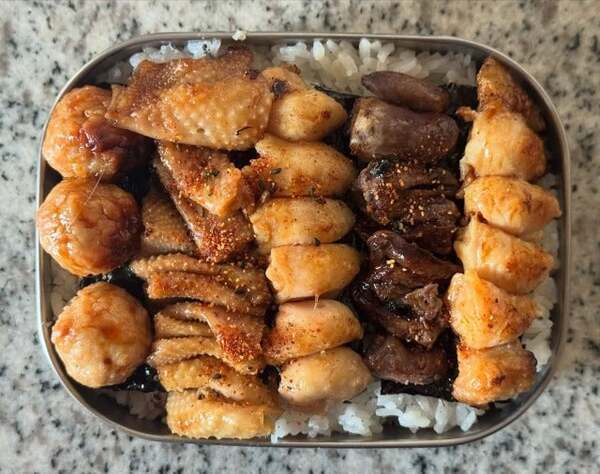 カンニング竹山、飲んだ翌朝にこの完成度。焼き鳥弁当で魅せる漢の底力