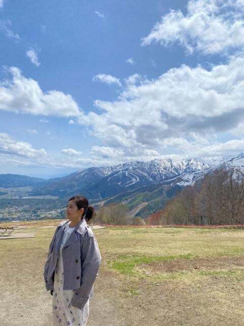 石田ひかり、白馬の新緑と残雪を満喫「旅サラダ」出演告知