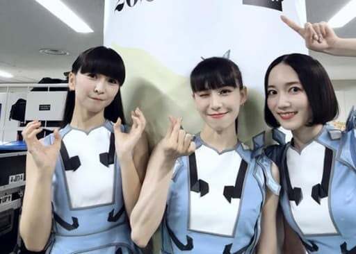 Perfume、大阪MUSIC LOVERに出演し会場でのスリーショットを公開！