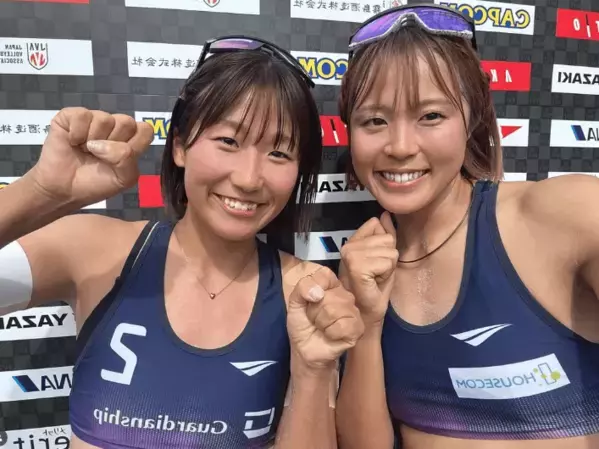 「暑い～」美女ビーチバレーボーラー、試合前に魅せた”仲良し・ペアショット”を公開！「応援してます」