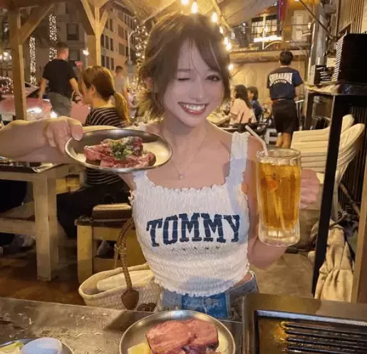 「凄く可愛い」保育園の美女先生＆モデル、”焼肉・どうぞショット”がパーフェクトだとファン魅了「可愛い・スタイル抜群・完璧」