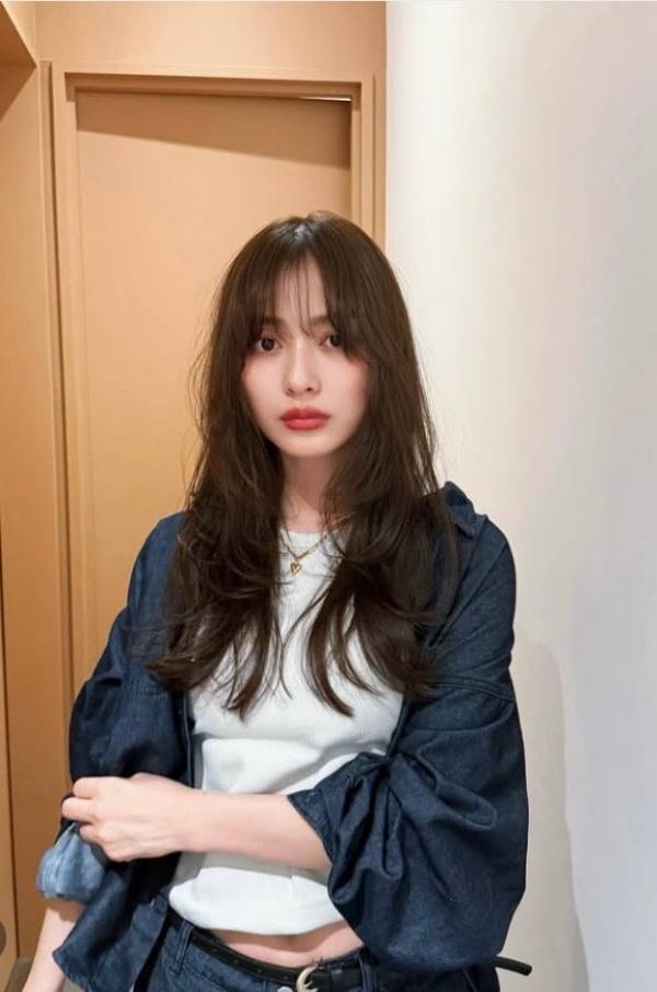 内田理央、ふんわり巻き髪とマロンブラウンで魅せる