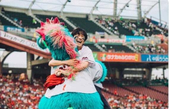 鈴木福、カープ始球式で観客沸かせる！大好きなスラィリーと熱い抱擁！