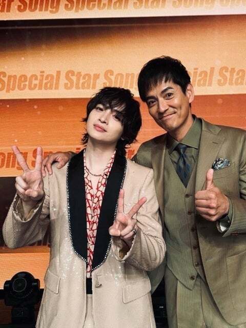 沢村一樹、色白すぎる玉森裕太に驚愕。「オセロかと思った」爆笑ツーショットが話題に