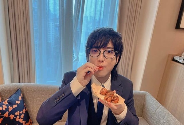 人気声優がトークショーで”食い倒れ”！？イケメン眼鏡ショットにファンメロメロ！