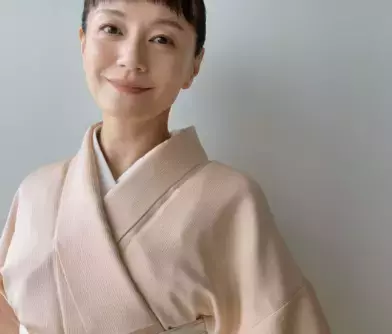 女優・牧瀬里穂、単衣と撫子柄夏帯の装いで茶室準備に勤しむ美しい1日