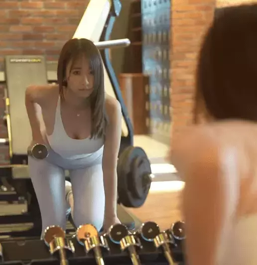 「おしりめっちゃ綺麗」バックラインスタイリストの美女、ブルガリアンスクワット＆ヒップスラスト動画を披露！女子ファンも魅了