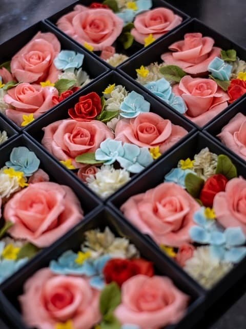 「どこから箸をつけて良いか…」”砂糖細工師”が公開した絢爛「花の弁当」に反響