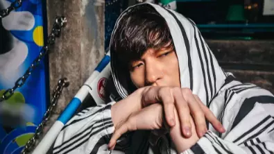 衝撃のビジュアル！ジェシーが私服姿で「ビートルジュース」大阪公演中に魅せた“ふざけ倒し”ショットが話題沸騰