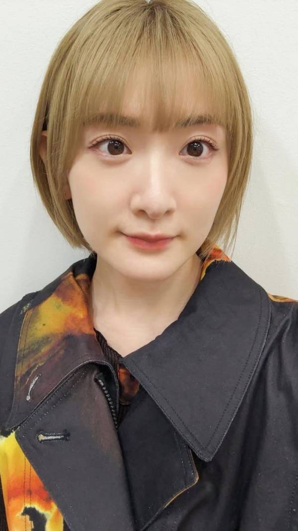 「今の自分のビジュお気に入り」大胆イメチェン！ニュールックの生駒里奈が舞台挨拶にのぞむ