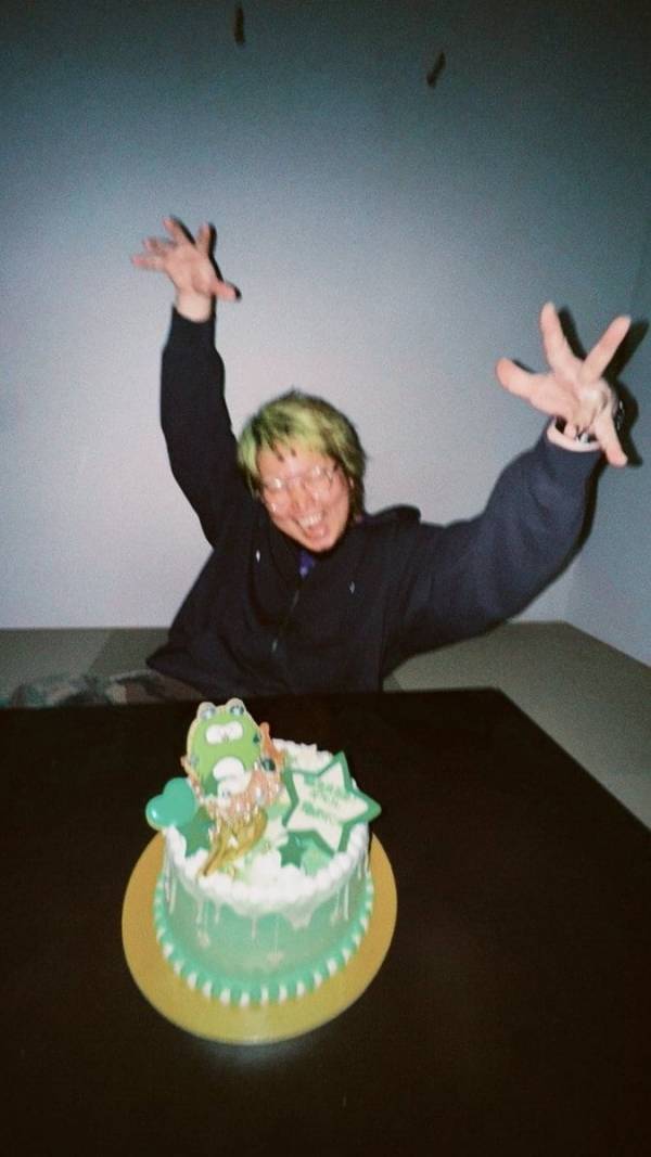 「緑色のケーキ可愛過ぎたぁぁぁあ！！！」こっちのけんとがビジュ最高なケーキで節目を報告