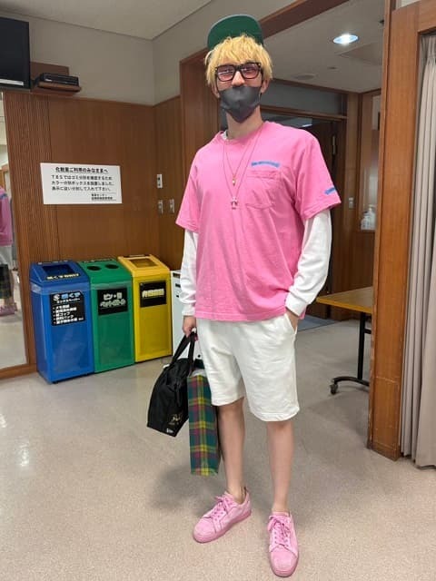 TOKIO・国分太一「だ〜れだ？」ド派手ピンクな私服姿の人物にファン「どう見ても…」