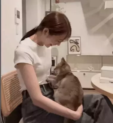 「可愛すぎん？どっちも」貴島明日香、シンガプーラと戯れるショットにファンほっこり