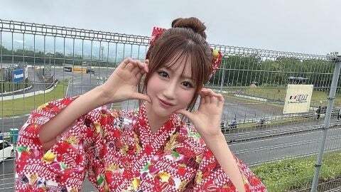 「コスお似合いです」あの人気レースクイーン、派手かわ浴衣でほっぺハートポーズ！