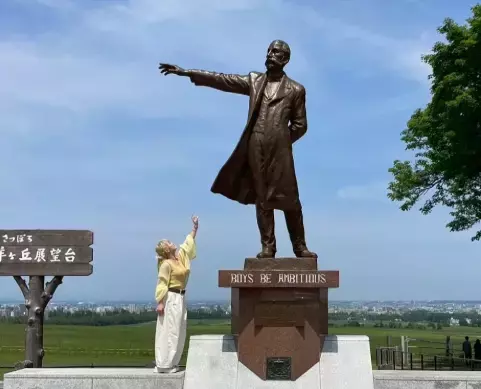 女子プロレスラー・なつぽい、クラーク博士と対面！“Poys be ambitious”