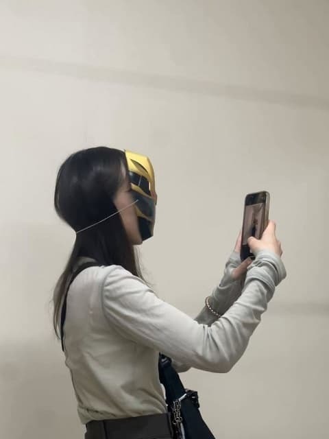 今森茉耶、ヒーローのお面を被ったマネージャーの姿を公開!?「可愛いオーラ出ちゃってます！」と反響