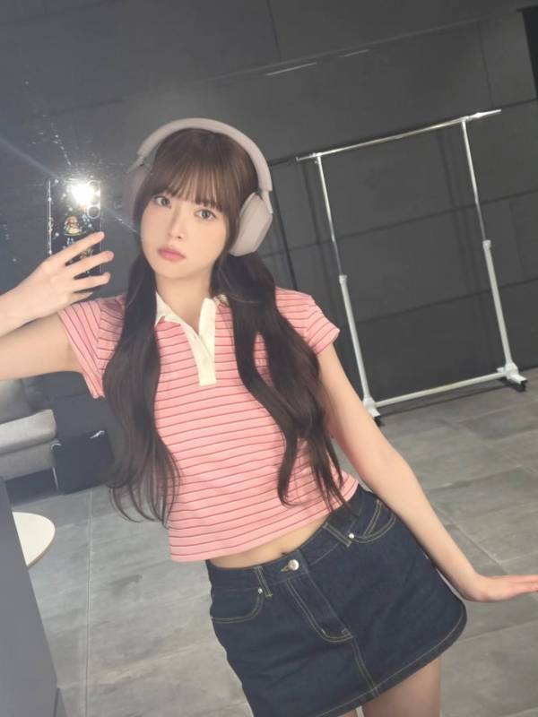 仲良くメンバー同時投稿「なんやこればりかわいい」LE SSERAFIM・ウンチェがコラボイヤホンで可愛すぎるスタイリングを公開！