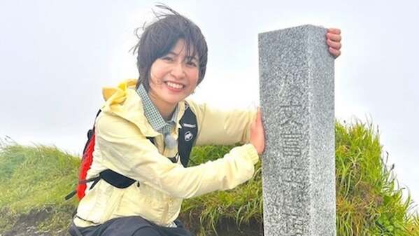 「山頂付近は強風と白い霧が！」南沢奈央、風に吹かれたオフショット公開