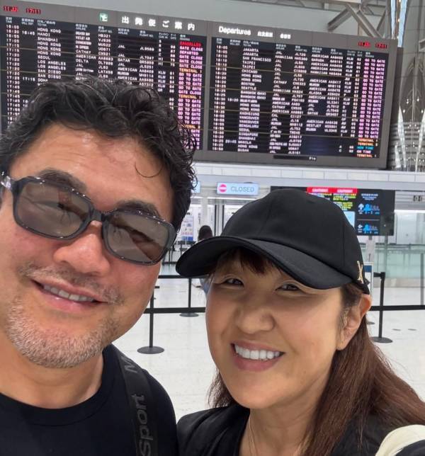 北斗晶＆佐々木健介夫婦、空港で顔寄せ笑顔2ショットをパシャリ！行き先は…！？