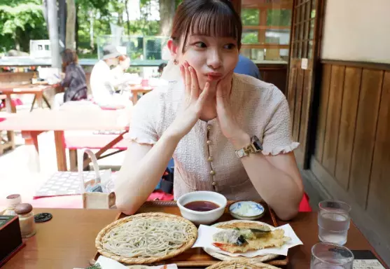 シャッターを切るのが止まらない！？足立梨花がNEWカメラで撮る写真は、カラフルでキュート！