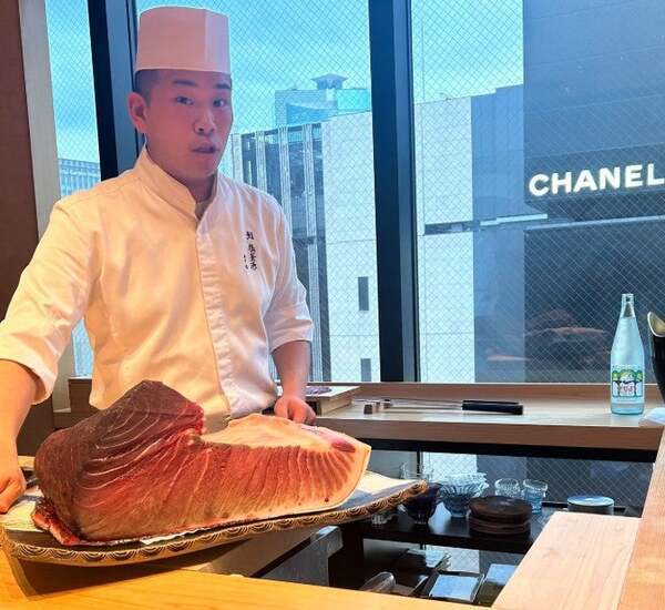 ハイヒール・モモコが大好きなシャネルの看板を見ながら寿司を食べる！