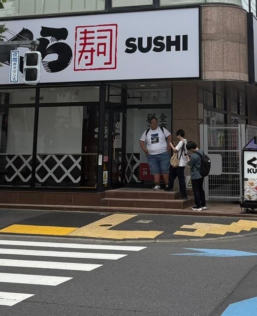 「新店舗ハンターしてる！」ママタルト・大鶴肥満、自宅前にできたくら寿司の来店第一号を狙う姿を相方が投稿