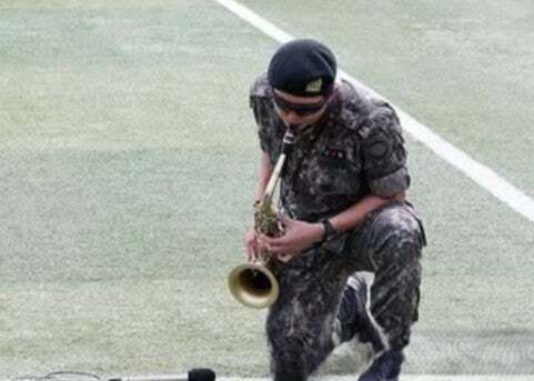 BTSのRMが除隊時の貴重ショットを公開「ナムさんかっこよすぎます」「軍服でこの曲はギャップすぎる」「供給多くて嬉しい」とファン興奮