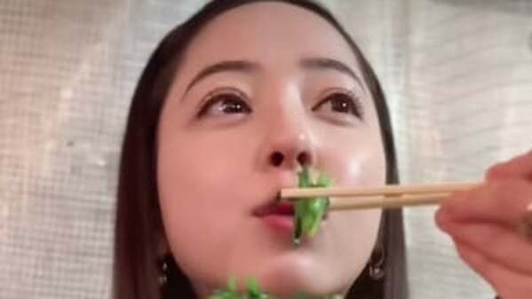 「世の中にこんな可愛い人いるの」「天才的にかわいい」佐々木希、食事を楽しむ姿にファンからコメント殺到