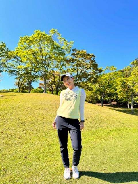 「かわいい！」女子プロゴルファー村田理沙、ノースリーブニットで夏コーデ披露