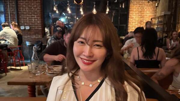 小嶋陽菜、ワイングラス片手にほろ酔いショットで「良い週末を..」