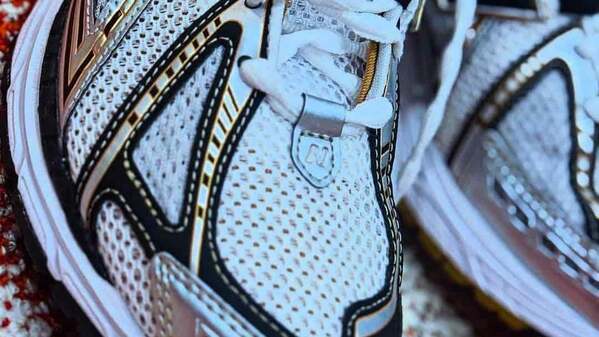 内田雄馬、新スニーカーを披露「おどらにゃなるまい」と喜びの声