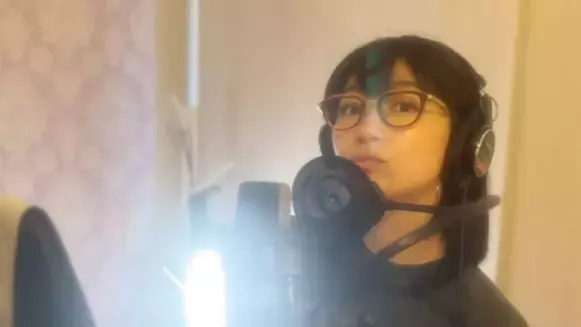 時東ぁみ、秋頃配信予定の新曲レコーディング風景を公開！可愛すぎるメガネ×ヘッドフォンショットが話題