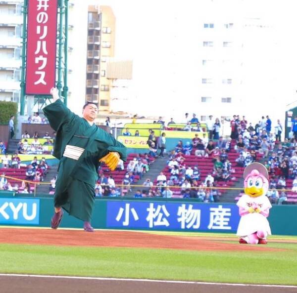 大相撲力士・時疾風と呼出・旭が楽天イーグルス戦で華麗な始球式と太鼓コラボ！