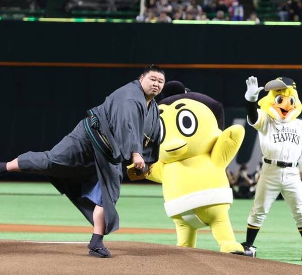 福岡で躍動する正代！始球式もモモタロウカーも大注目のコラボ演出に反響