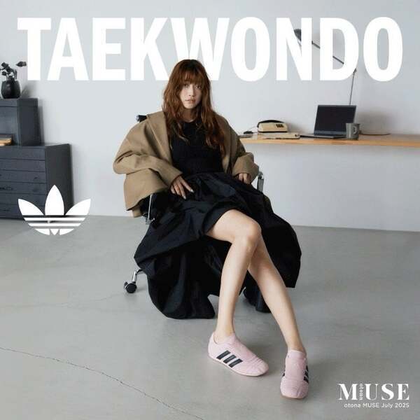 ヨンア、ピンクの一足で空気を変える。洗練と余裕が交差する“座るだけで絵になる”瞬間