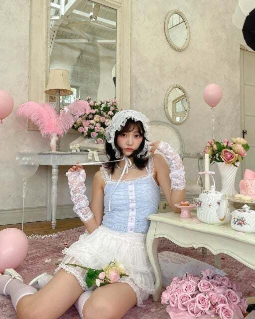 おとぎ話から飛び出したような板倉可奈、甘くて可愛いGRLの世界に溶け込む瞬間