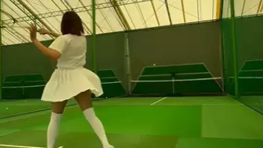 美人テニスタグラマー・髙橋菜々、スカートひらり！"ミニスカ×ニーハイ"でカッコ可愛すぎるフォアハンド披露