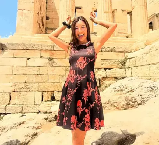 「パルテノン神殿と女神さま素敵です」美女サーファー、INギリシャ！世界遺産を巡る”太陽ショット＆ムービー”にファン注目