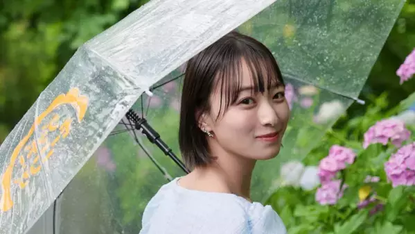 「紫陽花より可愛いです」気象予報士・今井春花、紫陽花バックに"見返り美人"ショット！