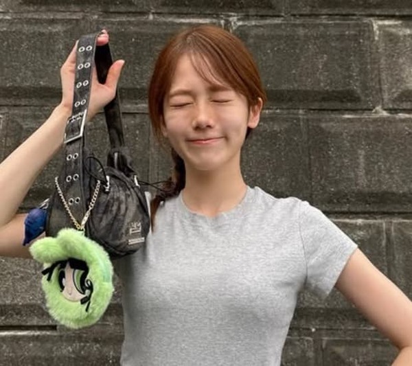 「モノクロでも可愛いのかい」川口葵、石垣の前で何やら不思議な表情を披露？！