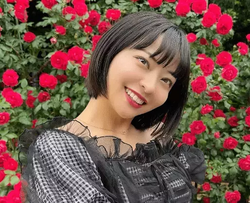 元プロ野球の美女チア、江の島で魅せた”ローズ・ビューティーショット”を披露！「凄まじく可愛いってこと伝われえええ！」