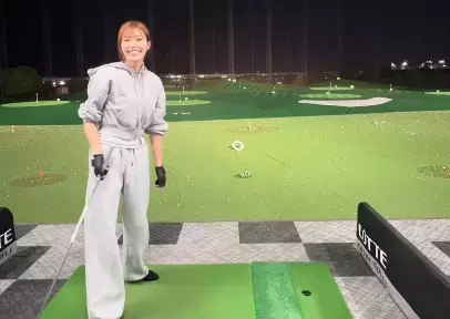 「きれいなスイング」人気レースクイーン、打ちっぱなしゴルフで魅せたスイングが”めんこい”とファン魅了！